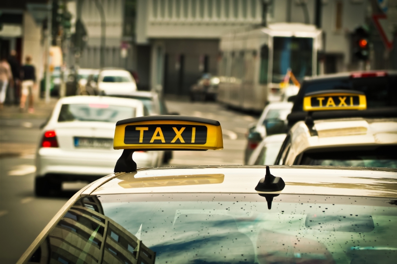 taxis-LA CELLE-min_road-traffic-car-glass-driving-city-583084-pxhere.com