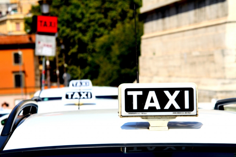 taxis-LA CELLE-min_taxi_auto_rome_road_white-1051610